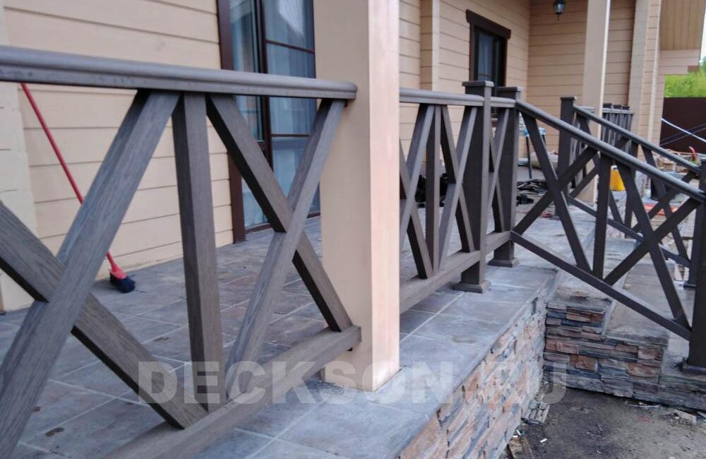 Ограждения из древесно-полимерного композита по периметру террасы и лестницы фото