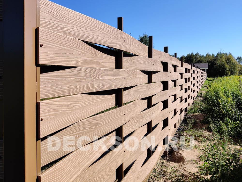 Забор плетенка из древесно-полимерной доски фото